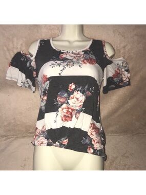 Acting pro small Floral Cold-Shoulder Women’s Top in Black and White